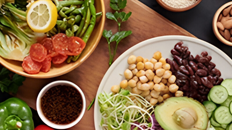 Mesa con platos de alimentos saludables de origen vegetal