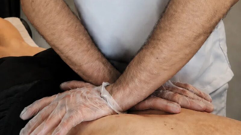 Daniel haciendo tratamiento de osteopatía en la espalda a un paciente en Infinitum Corpore Bilbao