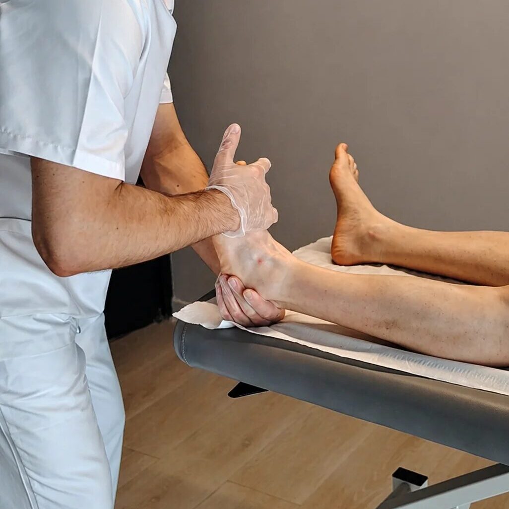 Daniel haciendo evaluación en el pie izquierdo de un paciente en Infinitum Corpore Bilbao